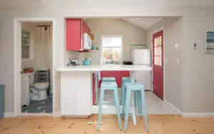 Image of Bubbly Sunlit Newport cottage near fantastic beach area!