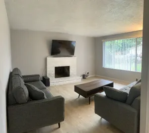 Image of Beautiful 2 bedroom home w\/full kitchen and bath! Only 2 miles to Autzen Stadium