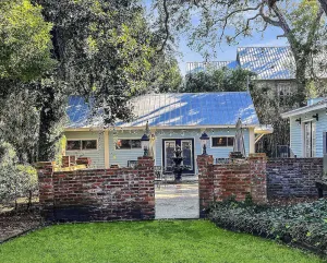 Image of Elegant Southern Cottage\/Downtown Pied-a-Terre near Island Beaches
