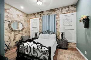 Image of Crossroads Flat:  Steps away from Rt. 66 & Carthage square