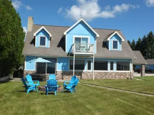 Image of The Life Aquatic - Gorgeous Lakefront Home with Kayaks Included!