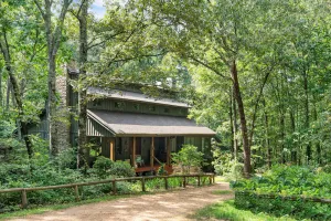 Image of Cozy getaway in Cartersville and near Lakepoint Sports