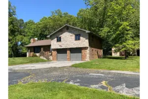 Image of Renovated! 10 acres & close Springfield & Branson!