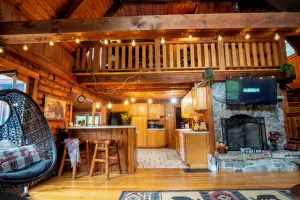 Image of ★ Cozy Log Cabin Getaway - 3br\/2bth Right off of Exit 19 on 93! ★