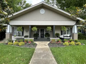 Image of Beautiful Bungalow in Historic District! Sleeps 8.