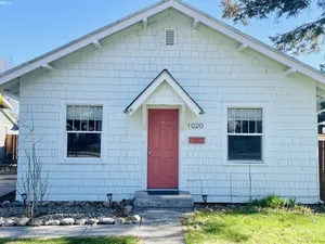 Image of Cheerful 2-bedroom home w\/ a yard, walk downtown!