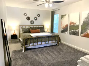 Image of King Bed, Pet Friendly, and Extended Stay 30+ Days Cozy Retreat