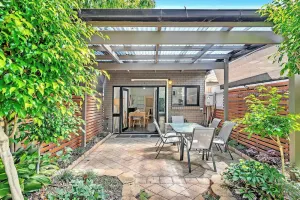 Image of 'Violet Cottage' An Idyllic Urban Oasis for Two