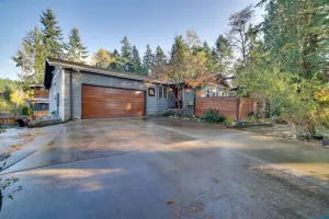 Image of Charming Unit with Deck about 3 Mi to Lake Washington!