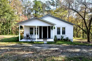Image of Charming Country Cottage Retreat -  Walking distance to Downtown