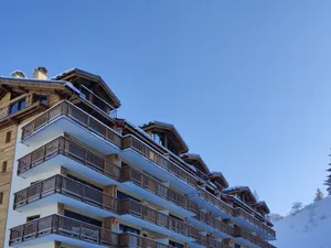 Image of Duplex de 120 m² à Courchevel 1650, pour 8 pers., Centre station, proche pistes avec cheminée et parking - FR-1-631-161