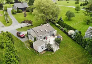 Image of Restful,SUNNY Cottage in the midst of it all - BEACHES,RESTAURANTS,SHOPPING etc!