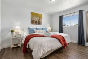 Image of Half Acre Home + Mountain Views\n + Pac-Man