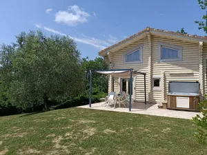 Image of Unique and atypical log cabin
