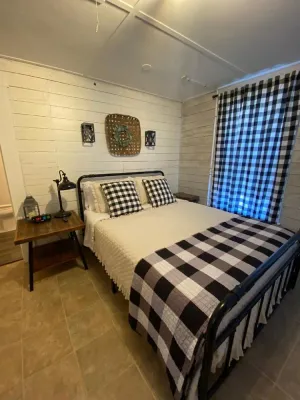 Image of Cozy 1930's cottage WALKING distance to Old Town Tomball