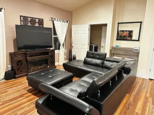 Image of Mountain & City Getaway: 6BR, 2 Kitchens, 3 Bathrm
