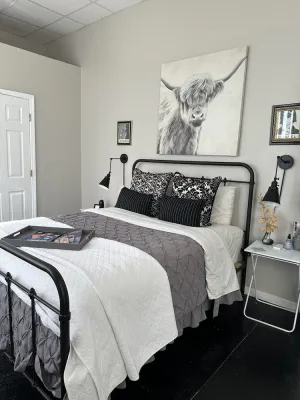 Image of Downtown walkable free parking & high speed WiFi & 4 smart TVs.  5mins to water