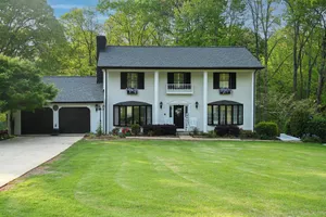 Image of Southern Home and fishing lake.