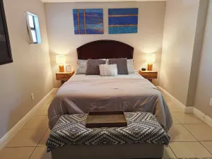 Image of Queen. Minutes to Wilton drive. Private entrance and bathroom