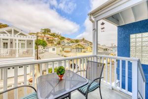 Image of 342E Upper: Open Floor Plan and Balcony Views + No Traffic - 342 Eucalyptus Uppe