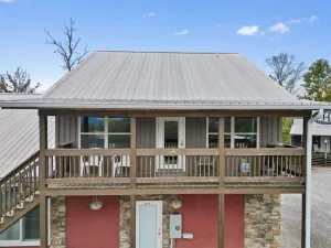 Image of Pool Lodge with amazing views!