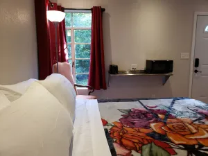 Image of King bed, Private, Keurig, Pet Friendly, Kitchenette, Secure Parking.