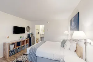 Image of Cute beach room with fast WiFI - walk to downtown shops & eats
