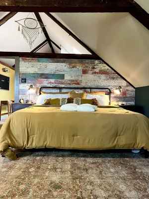 Image of Funky Upstairs apartment - steps from local popular restaurant.