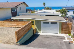 Image of Cozy 2 Bedroom Beach Town Getaway Cottage