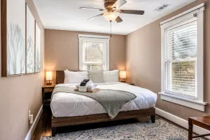 Image of 4 Bedroom House, sleeps 12, short walk to Main St!