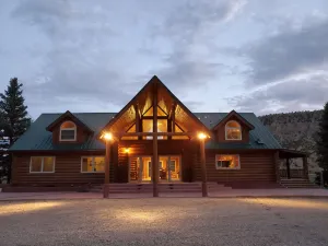 Image of Secluded luxury lodge that sleeps 34 in beds