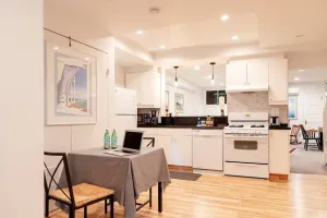 Image of Huge Studio w Full Kitchen W D Parking