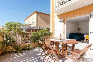 Image of T2 climatisé avec WIFI, proche plage, parking privé, rénové 2023, terrasse, animaux non admis - FR-1-409-225