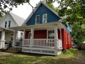 Image of 4 Bed 2 Bath 1 block from Coe College NE CR