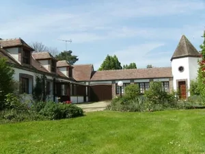 Image of Charming 19th-Century Retreat with Spacious Park, Yoga, Cozy Fireplace, and Outdoor Adventures