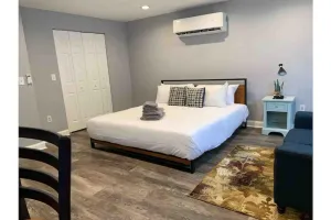 Image of ✪King Bed Studio✪ in Suburbs -Perfect Long Term Stay