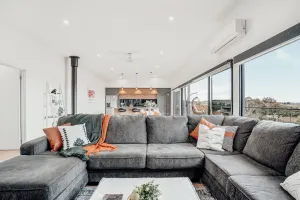 Image of Luxurious Hobart Holiday Home with Stunning Bay Views - Affordable, Family-Friendly, and Stylish