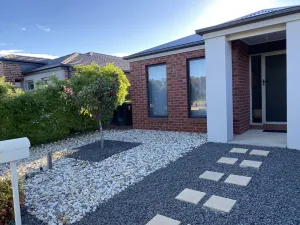 Image of Modern 4-Bedroom Home, Near Playground, Lake & Nature Trails, Minutes to Bendigo