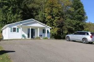 Image of Small House, 2 queen bedrooms, 1 bath, on route 33, Very Nice!