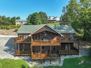 Image of This cabin is a 3 bedroom(s), 2.5 bathrooms, located in Kodak, TN.