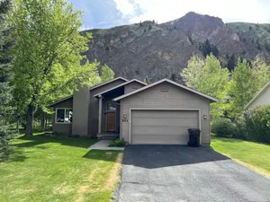 Image of Spacious 3B\/2BA house w\/ fenced yard+mountain view