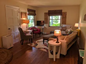 Image of Ridgetop Retreat! 16 miles from Nashville. Quiet property on a dead end street.