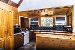 Image of Gorgeous 3 bedroom raked ceiling cabin