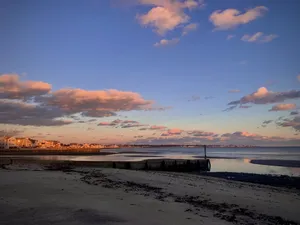 Image of Adorable New England Cottage,  2 min walk to Beach 🏖️, Available year round