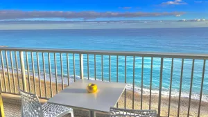 Image of SEAVIEWS BY JENNI MENTON, LA SUITE, Superbe Front de mer, top emplacement avec terrasse et parking!