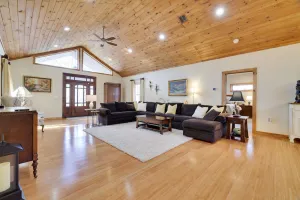Image of Stylish Retreat: Luxury Amenities & Entertainment Haven