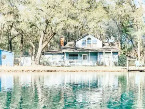 Image of Beautiful 2 story house overlooking the water. Has arcade & Close to the springs