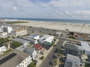 Image of Cute, Quaint 1 Bedroom  1\/2 Block to the beach w\/ Free Street Parking