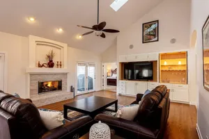 Image of Luxurious 4BR Retreat - Pool Table & Chic Amenities