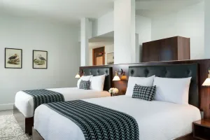 Image of Corner Room w\/Gorgeous City Views Free Wifi, Close to Restaurants, Shops & More!